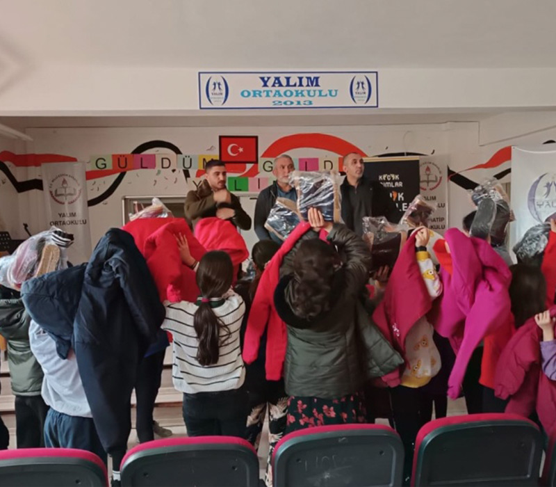 Hayırsever İşadamı Orhan İlhan'dan Öğrencilere Yardım